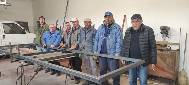 Zaposlenici velikogrđevačkog Komunalnog poduzeća, zajedno s direktorom Milanom Tšćanom (skroz desno)/Foto: Martina Čapo