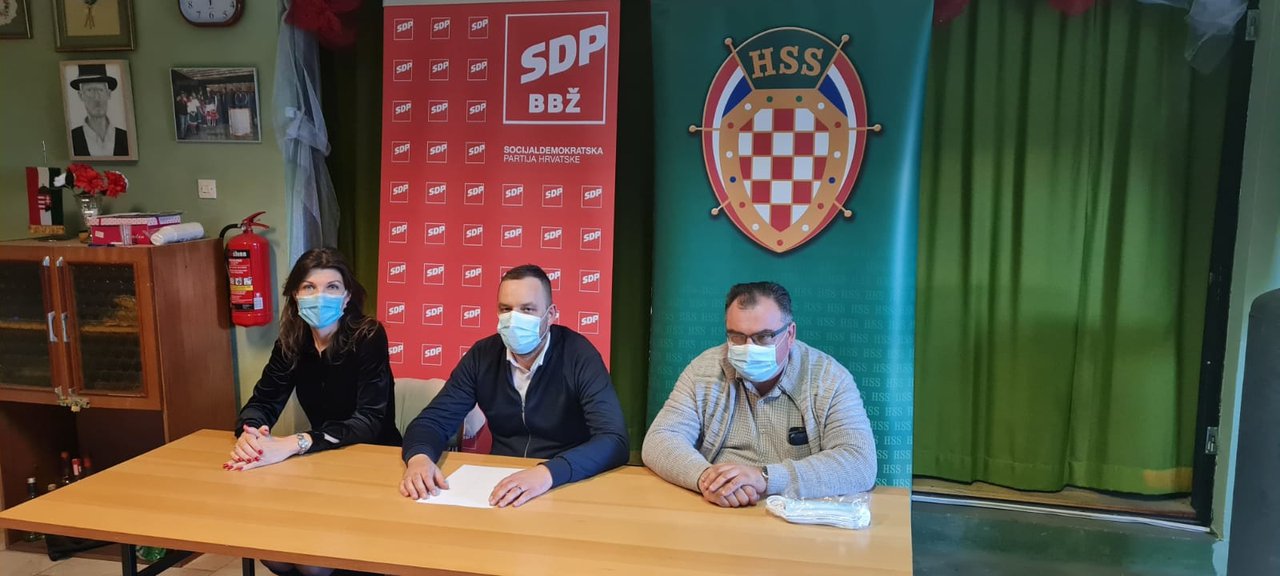Fotografija: SDP- ovi Sandra Frčo i Sebastijan Svat te HSS-ov Dalibor Jurina prezentirali su projekt važan za starije, ali i cijelu zajednicu/Foto: SDP BBŽ