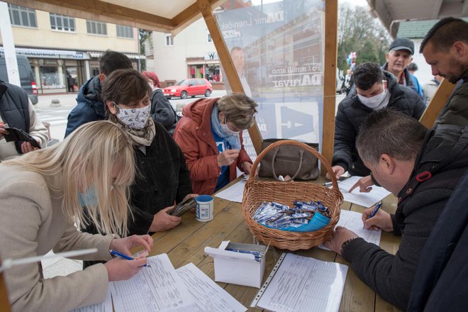 Daruvarčani su svojim potpisom danas političkim opcijama dali vjetar u leđa /Foto: Damir Lneniček