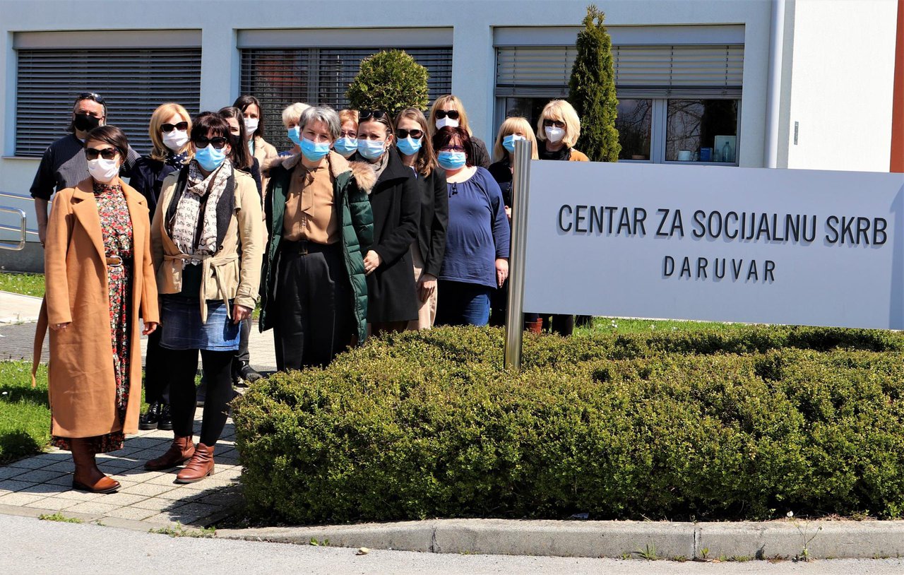 Fotografija: Djelatnici daruvarskog Centar za socijalnu skrb održali su u srijedu točno u podne tihi prosvjed kojim su željeli upozoriti na zanemarivanje sustava/Foto: Mojportal.hr