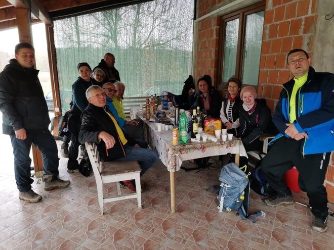 Odmor uz obrok/Foto: Planinarsko društvo Petrov vrh