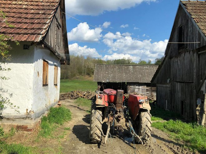 Osim traktora na fotografiji, Mladen posjeduje i motor s kojim odlazi u trgovinu po namirnice/Foto: Dorotea Moguš