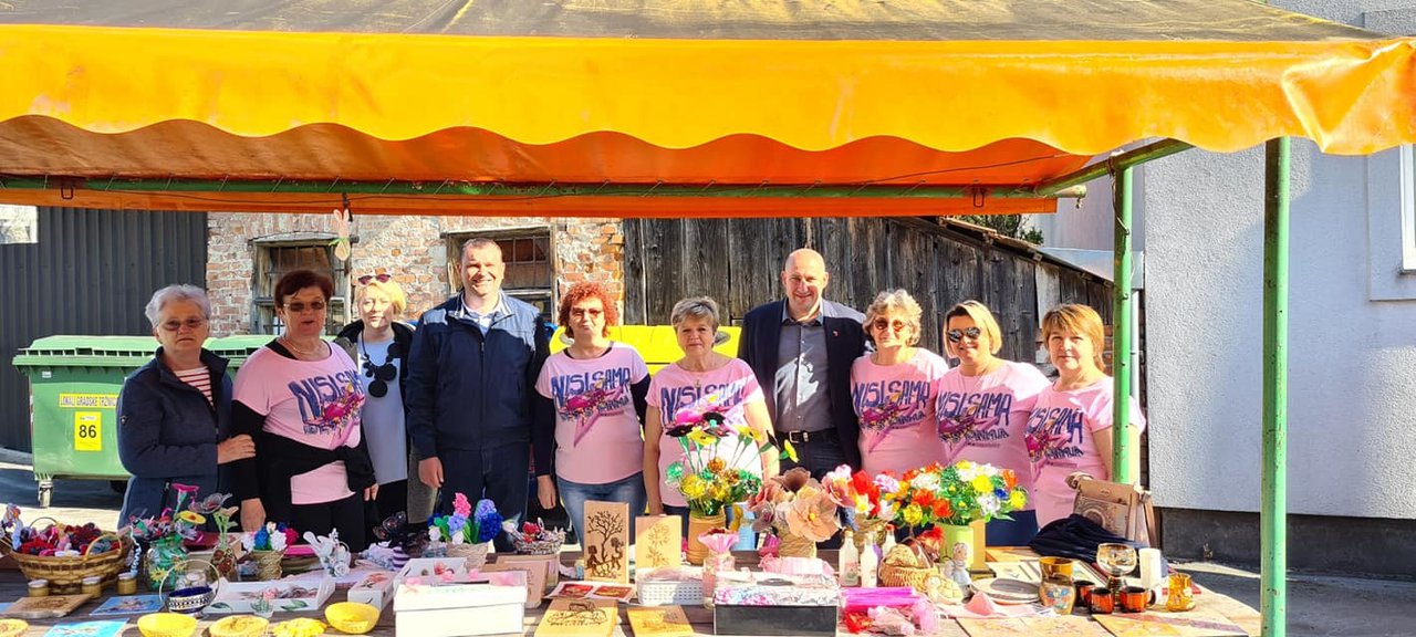 Fotografija: Daruvarska Liga protiv raka imala je štand na tržnici, a obišli su ih i predstavnici Grada Daruvara/Foto: Vladimir Bilek