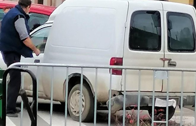 52-godišnji recidivist po prometnim prekršajima snimljen je u Bjelovaru kako se svojim neregistriranim Opelom parkira nasred ceste/Foto: Facebook
