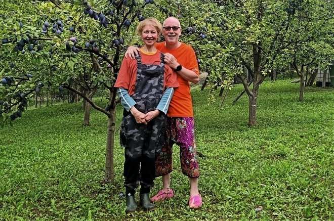 Stjepan i Olga Kostré u pakračkom voćnjaku koji ih je i doveo u Pakrac 2020. godine/Foto: Privatni album