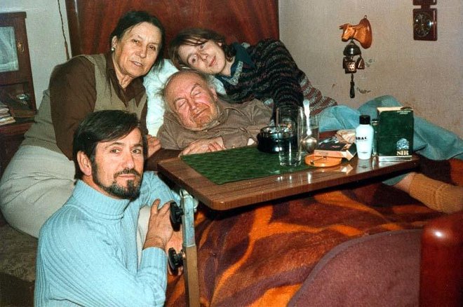 Stjepan s obitelji 1982, nekoliko dana prije smrti djeda Nikole. S lijeva: Anton, Antonija, Nikola i Stjepan/Foto: Privatni album
