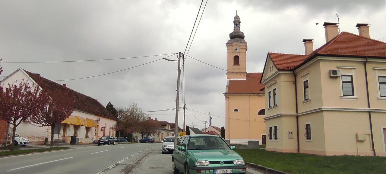 Fotografija: Na župnoj crkvi u Velikom Grđevcu oštećen je toranj s kojeg je skinut križ/Foto: Martina Čapo