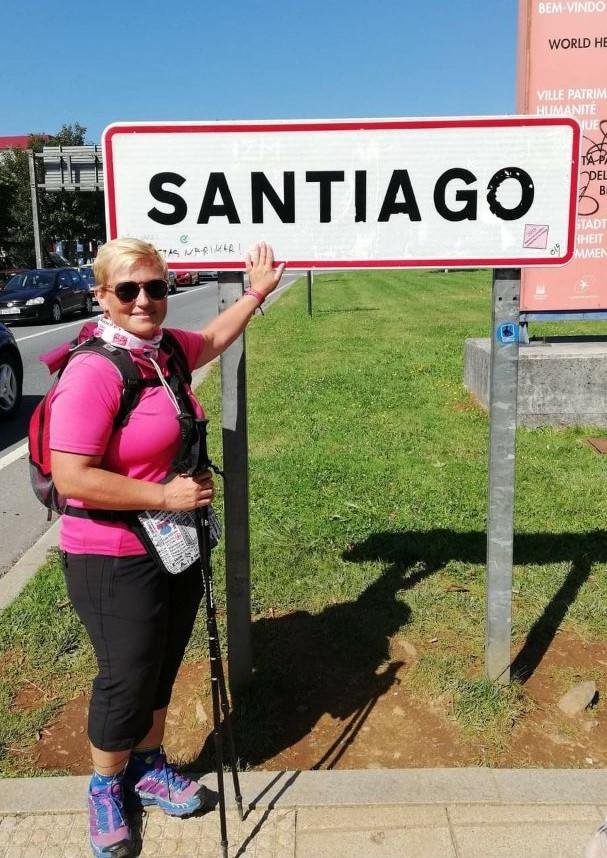 Poziranje ispred ploče Santiago na svom hodočsničkom putu/Foto: Privatni album