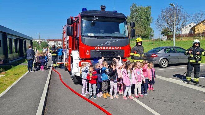 Djeca ispred vatrogasnog kamiona/Foto: JVP Garešnica