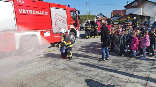 Djeca su isprobavala kako je to gasiti požar sa šmrkom/Foto: JVP Garešnica