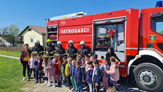 Djeca su htjela zajedničke fotografije s vatrogascima/Foto: JVP Garešnica