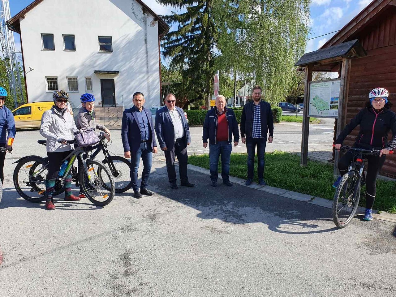 Fotografija: Zamjenik bjelovarsko-bilogorskog župana Neven Alić sa suradnici i biciklistima u Velikom Grđevcu/ Foto: BBŽ