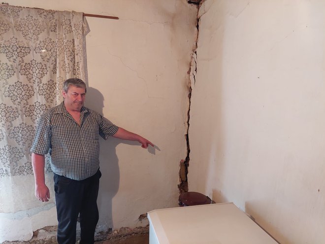 Mladen Tepšić pokazuje pukotine u kući/ Foto: BBŽ
