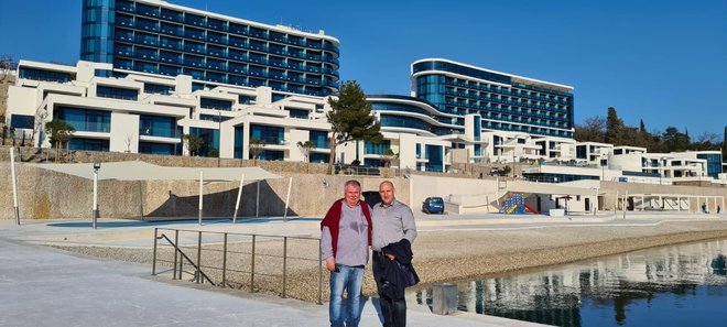 Jaroslav Třešňák i Vladimir Bilek ispred hotel Hilton Rijeka Costabella Beach Resort &Spa u kojeg je Třešňák uložio oko 110 milijuna eura/Foto: Vladimir Bilek