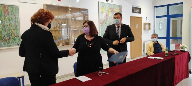 Ugovore su potpisali ravnateljica škole Balenović i direktorica AB gradnje Janžetić/Foto: Martina Čapo