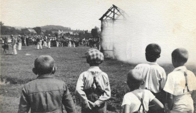 <p>15. 08. 1936. godine - javna vježba/Foto: Monografija Daruvarski vatrogasci – 140 godina DVD-a Daruvar</p>
