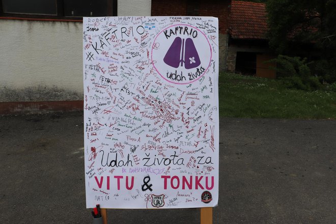 Plakat s mnoštvom potpisa svih koji su sudjelovali na humanitarnoj akciji/Foto: Daria Marković