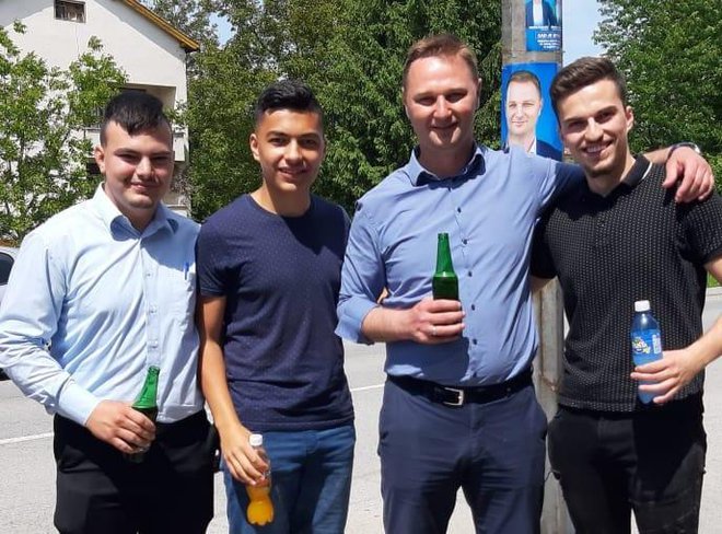 Marko Marušić, kandidat HDZ-a za župana sa žiteljima Đulovca na pivi ispred trgovine/Foto: Drago Hodak