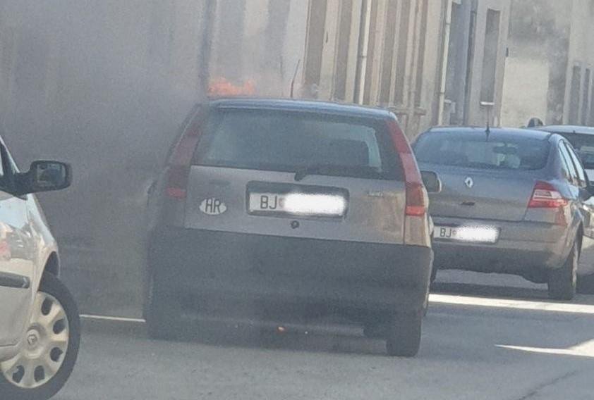 Fotografija: Punto se zapalio na parkirnom mjestu u Demetrovoj ulici u centru Bjelovara/Foto: Facebook