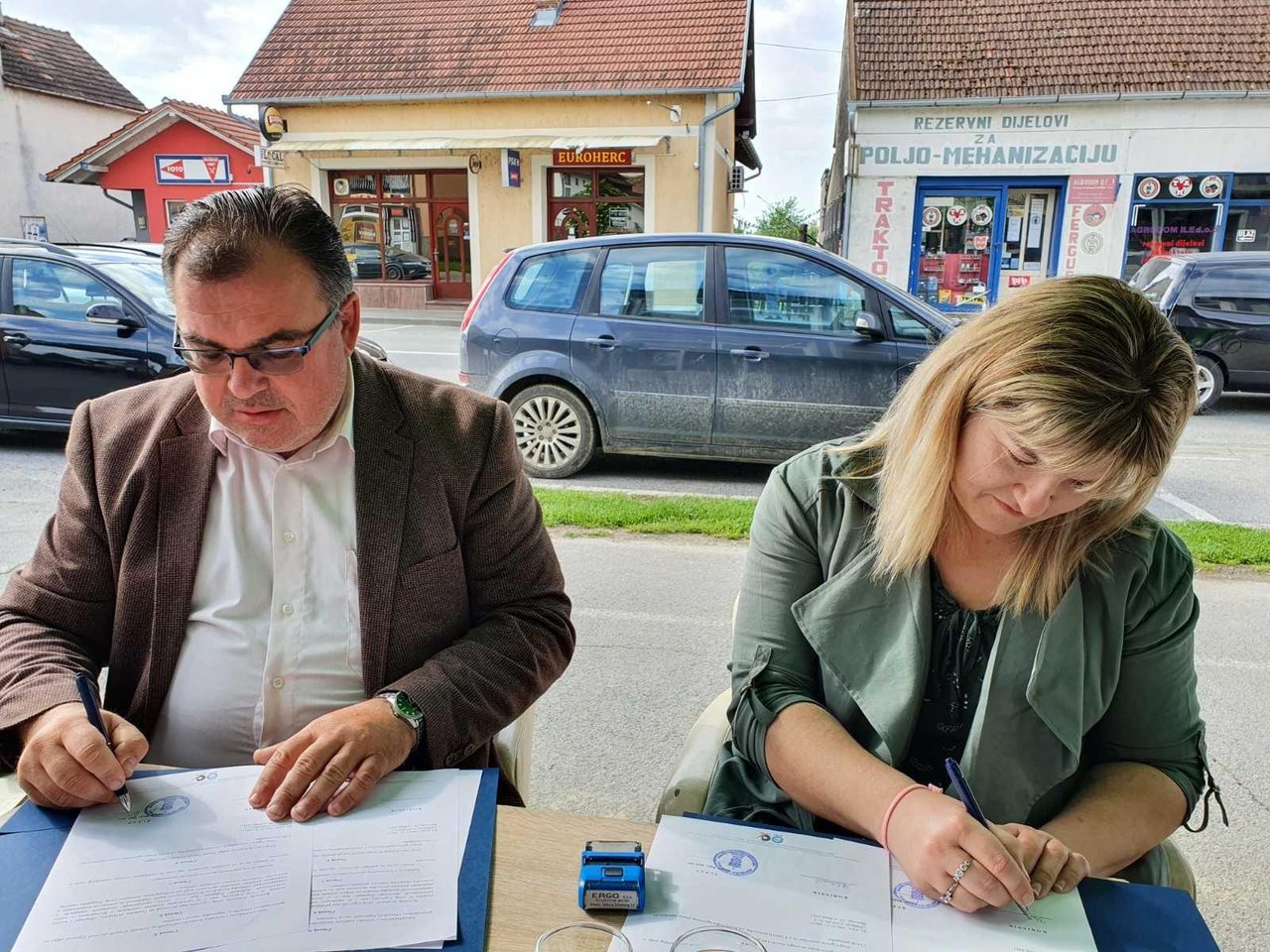 Fotografija: Pročelnik Dalibor Jurina jučer je potpisao cijeli niz ugovora/Foto: Martina Čapo