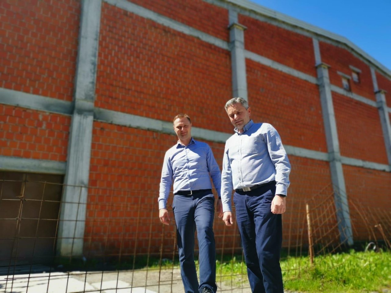 Fotografija: Kandidat za župana Marko Marušić i načelnik Općine Hercegovac Boro Bašljan ispred nedovršene dvorane/Foto: HDZ