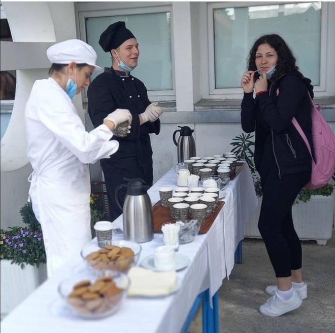Ispred glavnog ulaza Ekonomske i turističke škole Daruvar šetači su dočekani sa malom zakuskom, čajem i kavom „to go"/Foto: Lana Andrijević