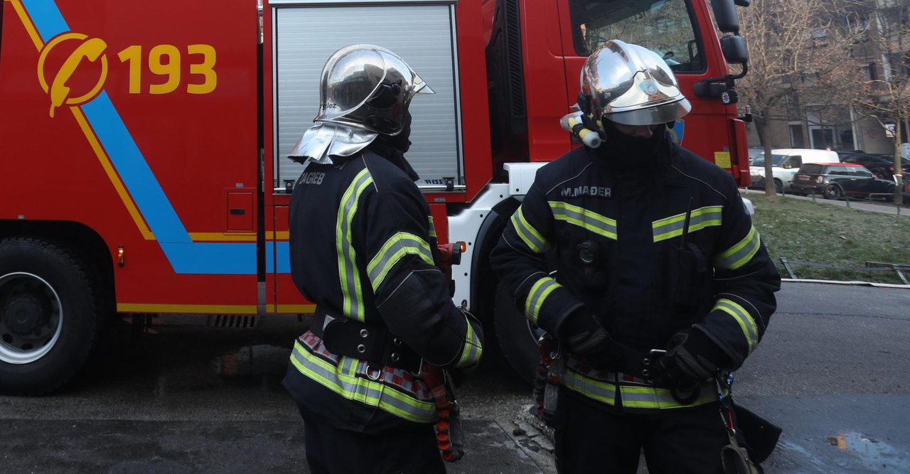 Fotografija: Na mjesto događaja izašli su pripadnici Javne vatrogasne postrojbe Grada Bjelovar, no srećom nije bilo potrebe za intervencijom/ Foto: Ranko Šuvar/CROPIX (ilustracija)