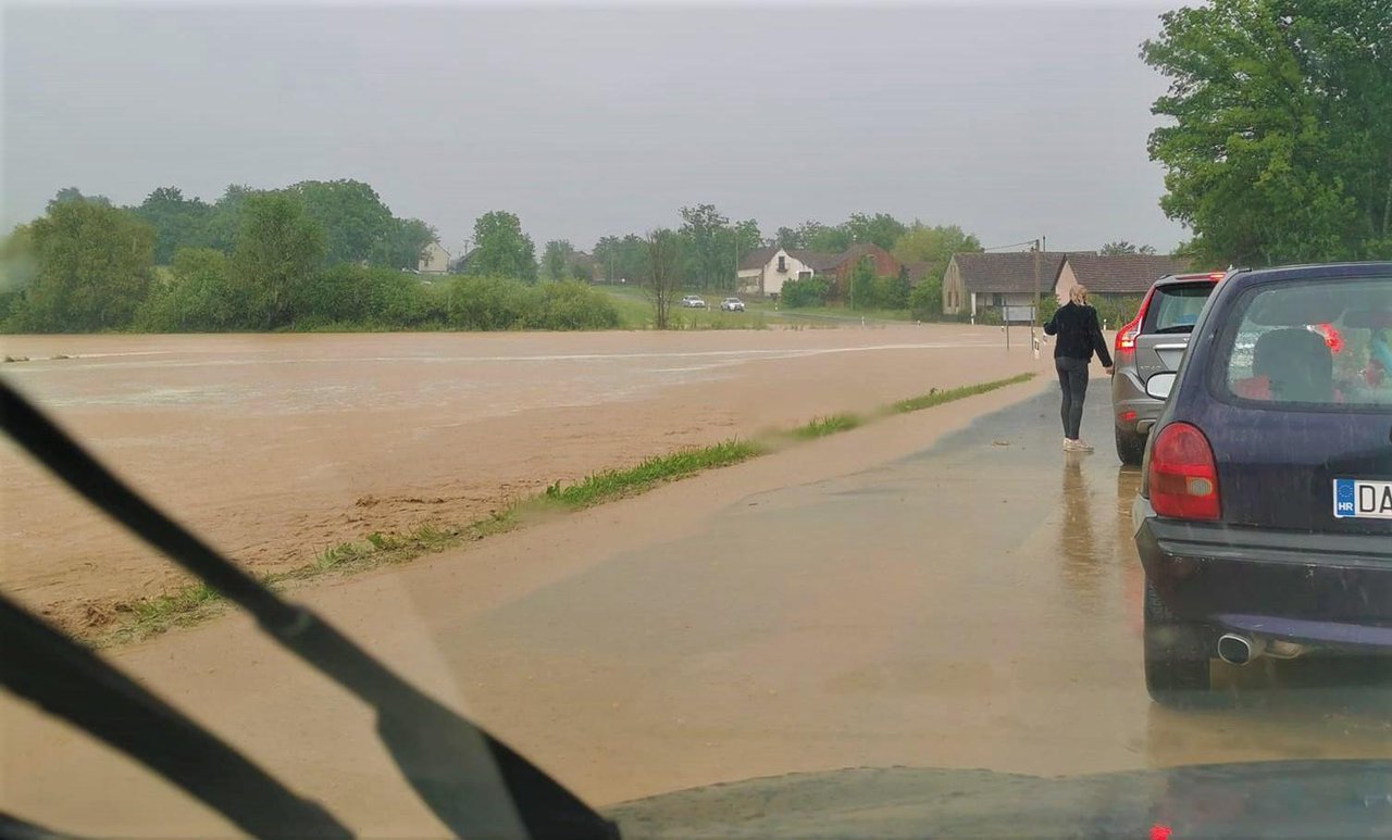 Fotografija: Prvo se počela stvarati kolona zbog poplave/Foto: Facebook