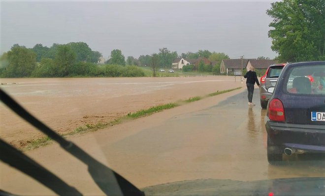 Prvo se počela stvarati kolona zbog poplave/Foto: Facebook