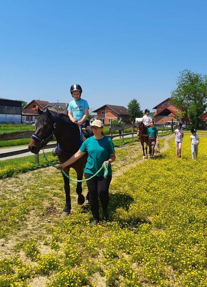 Nakon zabavne edukacije i druženja, klinci su jahali konje/Foto: KK Garić