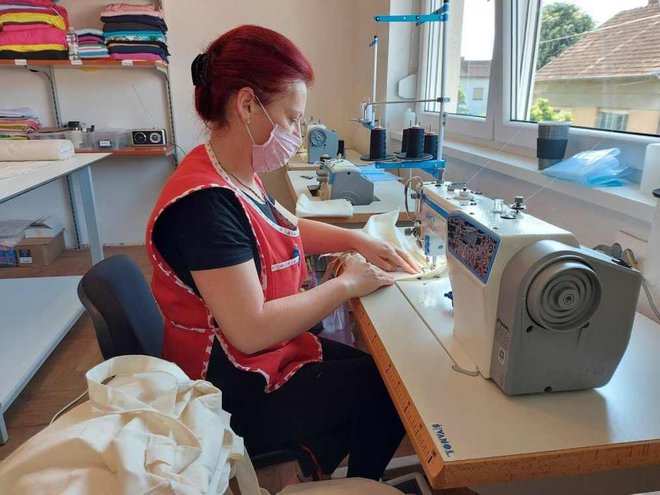 Novozaposlene krojačice sada mogu raditi punom parom/Foto: Ždralice