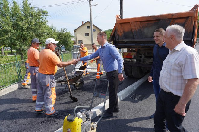 Župan Marušić pozdravio je i radnike koji su u blizini asfaltirali nogostup/Foto: MojPortal.hr
