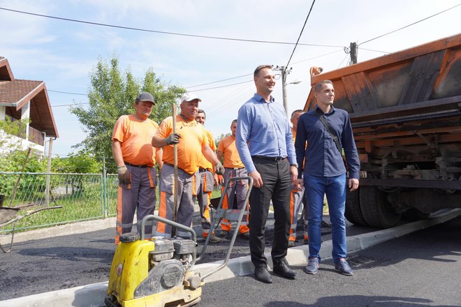 Radnici su tražili zajedničku fotografiju sa županom Marušićem i načelnikom Supanom/Foto: MojPortal.hr