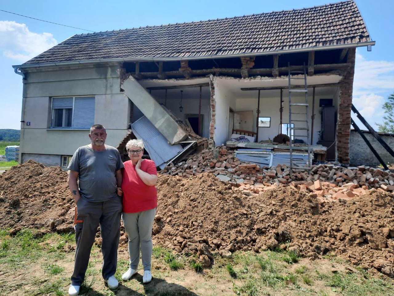 Fotografija: Branitelju Zdravku Horvatu i njegovoj supruzi Marini Horvat jučer se srušila kuća u Lipovcu/Foto: Krešimir Ivančić