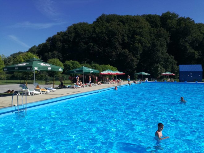 Ležaljke i suncobrani u cijeni su ulaznice na šandrovačkom bazenu/Foto: Facebook bazen Gradina Šandrovac