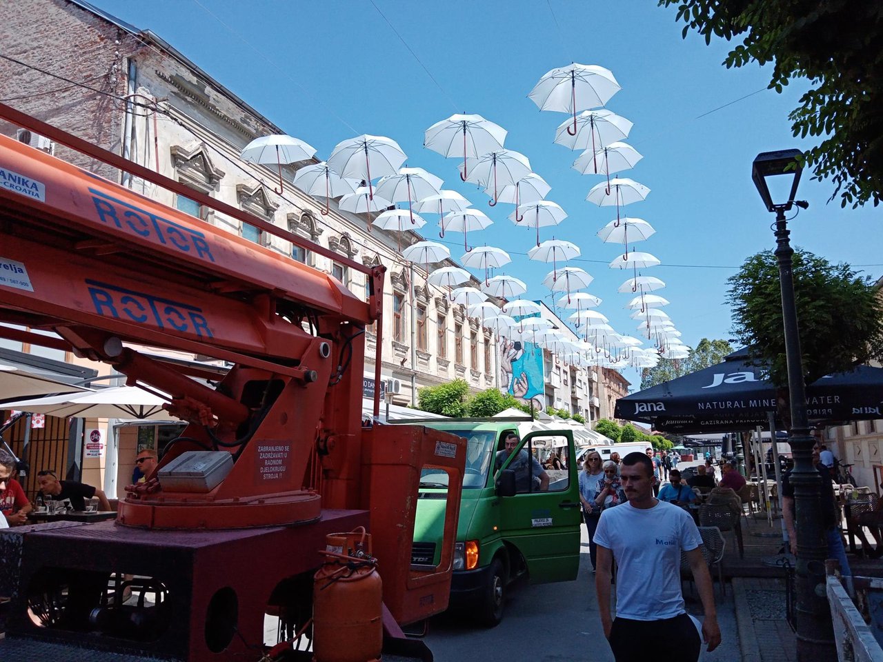 Fotografija: Duž gradskog korza postavljaju se viseći suncobrani/ Foto: Deni Marčinković