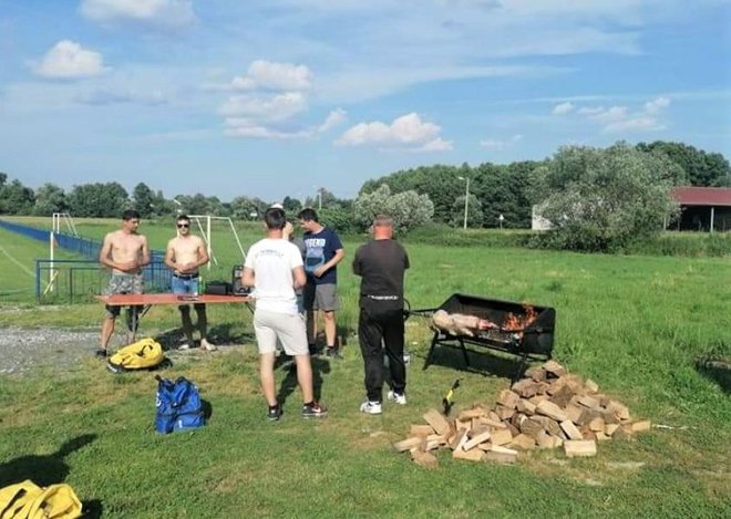 Prije zagrijavanja i utakmice protiv Sloge, Dobrovčani su pristavili janjca nekoliko metara od nogometnog terena/Foto: NK Dobrovac