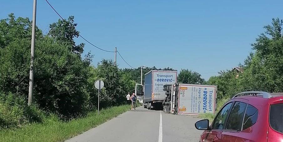 Fotografija: Prikolica se prevrnula nasred ceste u Kukunjevcu/Foto: Facebook