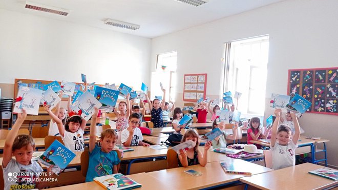 Posljednjeg dana škole djeca su dobila dvije slikovnice da ih podsjećaju na trenutke provedene u prvom razredu/Foto: Snježana Kranželić