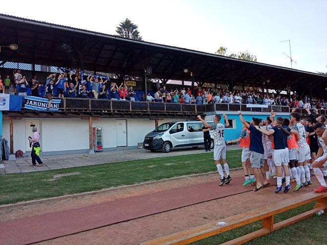 Igrači Jaruna pobjedu su proslavili sa svojim navijačima/ Foto: Deni Marčinković