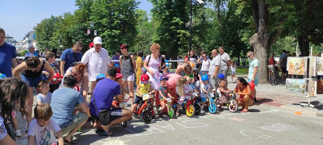 Velik broj djece okušao se u natjecanju na biciklima bez pedala/Foto: Martina Čapo