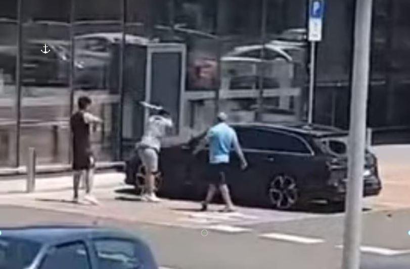 Fotografija: Muškarac palicom razbija automobil ispred trgovačkog centra/Foto: Screenshot