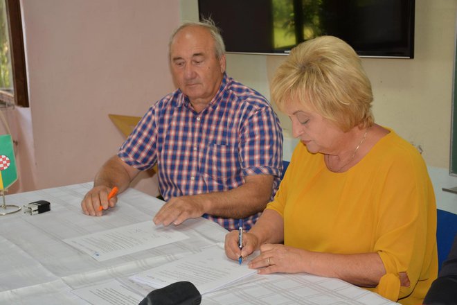 Potpis ugovora jamči početak radova na obnovi područne škole/Foto: BBŽ