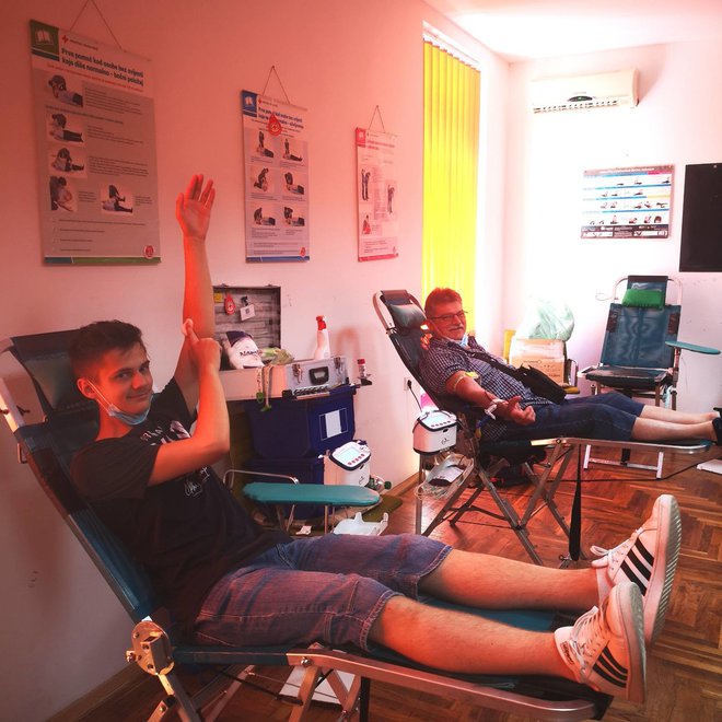 Kristijan Reizel hrabro darovao krv prvi puta i Stjepan Pahoki koji neumorno pomaže svojom 120-om dozom/Foto: Andrea Brletić