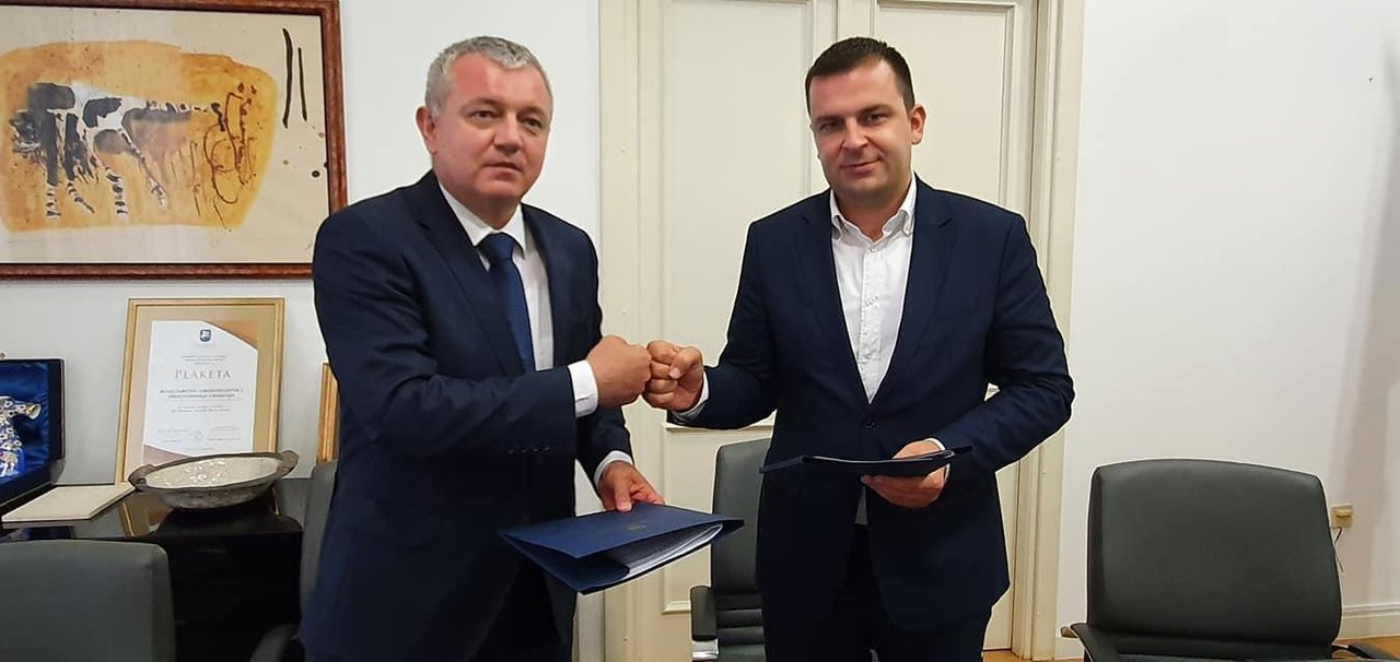 Fotografija: Ministar Darko Horvat i gradonačelnik Dario Hrebak nakon potpisivanja ugovora/ Foto: Grad Bjelovar