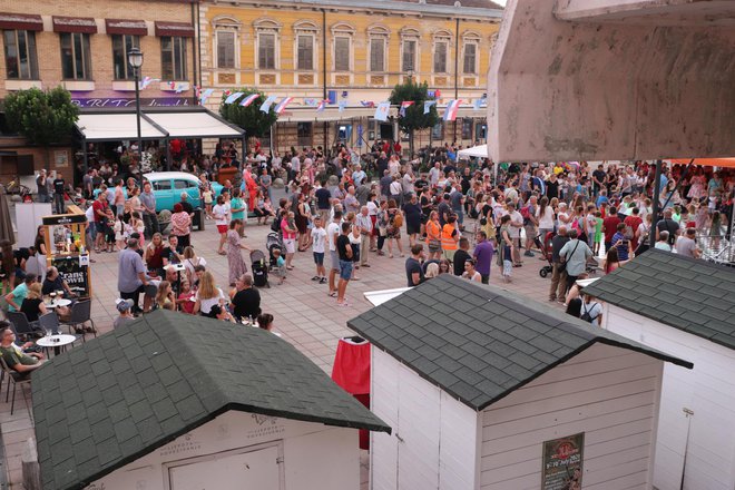 Okupljeni ljudi na trgu oko 20 sati/Foto: Daria Marković