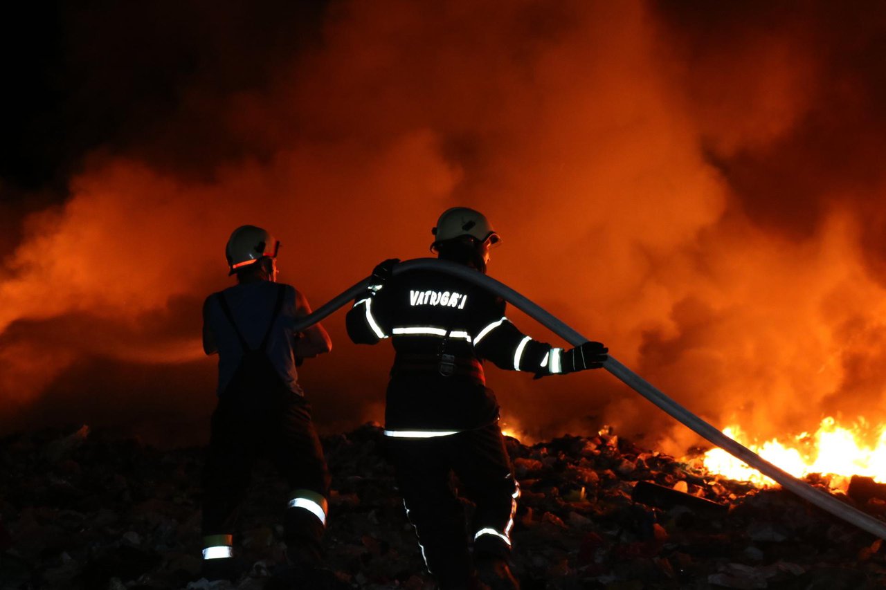 Fotografija: Požar na gradskom smetlištu u Pakracu izbio je u subotu oko 23 sata /Foto: Pakrački list