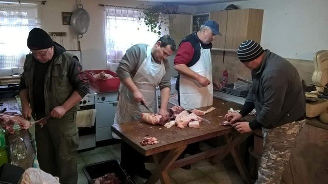 Članovi si međusobno pomažu u mesarskim radovima/Foto:MK Daruvar