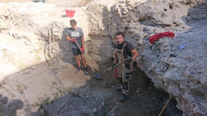 <p>Krešimir (desno) i Patrik uklanjaju zemlju s potencijalnog nalaza/Foto: Mario Barač</p>
