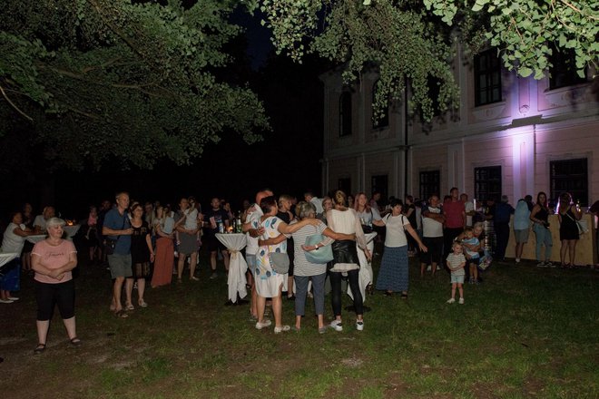 <p>"Večer vina i tambure" održala se ispred daruvarskog dvorca/Foto: Predrag Uskoković</p>
